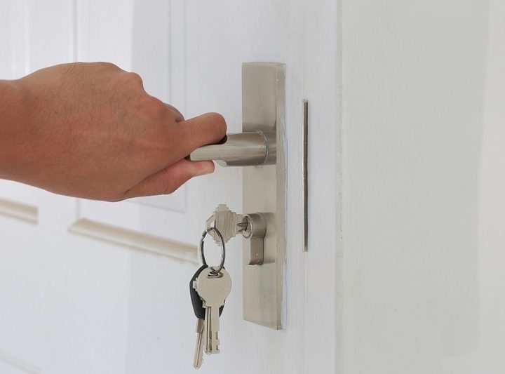 How to choose locksmith for security services